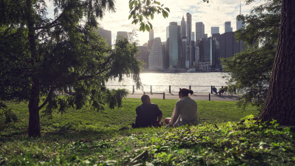 Två personer som sitter i en park.